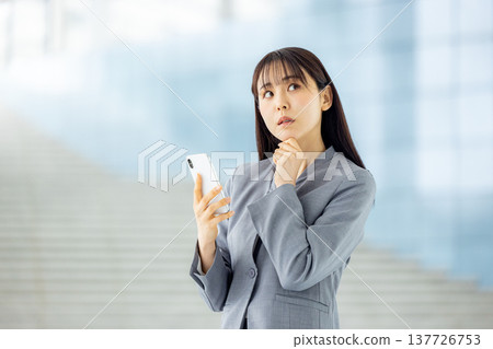 Young business woman, smartphone 137726753