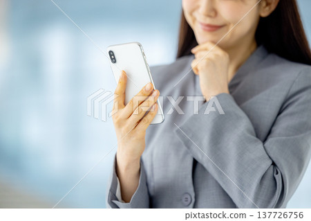 年輕女商人，智慧型手機 137726756