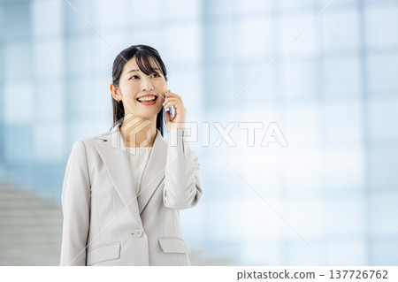年輕女商人，智慧型手機 137726762