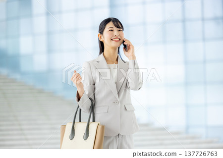 Young business woman, smartphone Young business woman, smartphone 137726763