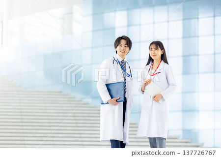 醫生和護士穿著白大褂 137726767
