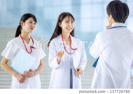 年輕的醫生和護士 137726780