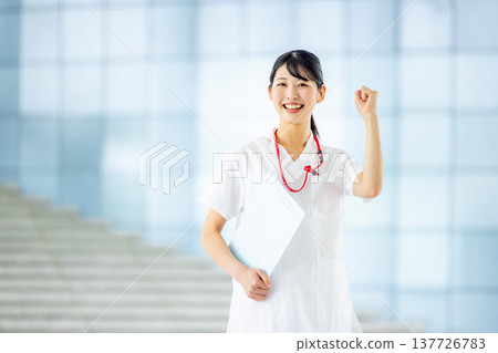扮演膽量姿勢的女護士 137726783