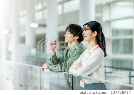 在創投公司工作的男性和女性 137726784