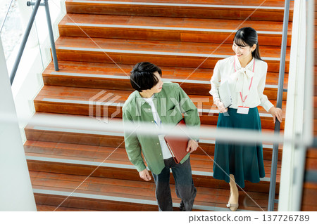 一男一女在公司樓梯上交談 137726789