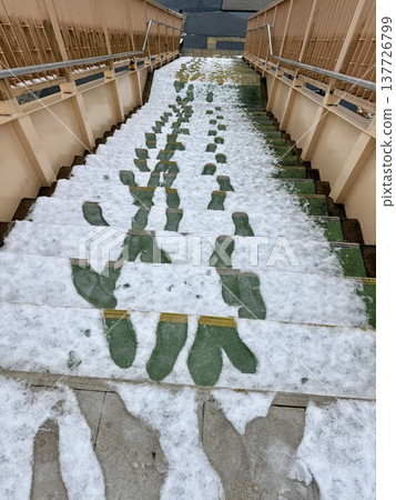 行人穿越道上積滿了雪。 137726799