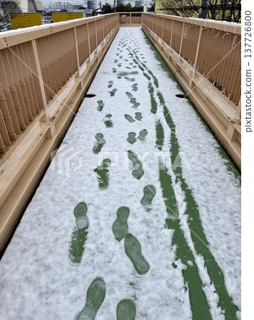 行人穿越道上雪地裡的腳印 行人穿越道上雪地裡的腳印 137726800