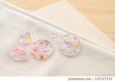 Dried flower resin art 137727310