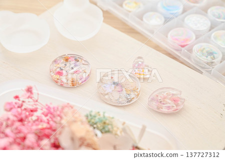 Resin art featuring flowers and dried flowers 137727312