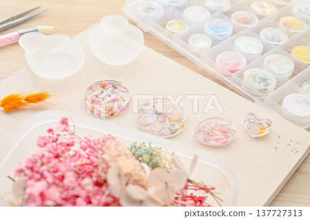 Making resin crafts with dried flowers 137727313
