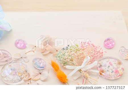 Making resin with dried flowers 137727317