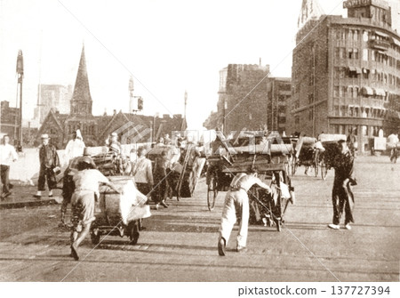 Old photo from 1937: Evacuated refugees in Shanghai during the Sino-Japanese War 137727394