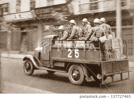 一張攝於1937年上海的老照片,拍攝於抗日戰爭時期,照片中一輛醫療隊卡車正駛往前線。 一張攝於1937年上海的老照片,拍攝於抗日戰爭時期,照片中一輛醫療隊卡車正駛往前線。 137727465