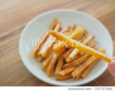 我拿了一些裝在盤子裡的紅薯條。 我拿了一些裝在盤子裡的紅薯條。 137727560