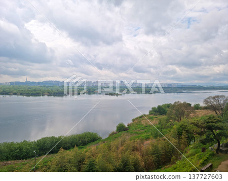 This is the scenery of the Namhan River in Korea. This is the scenery of the Namhan River in Korea. 137727603
