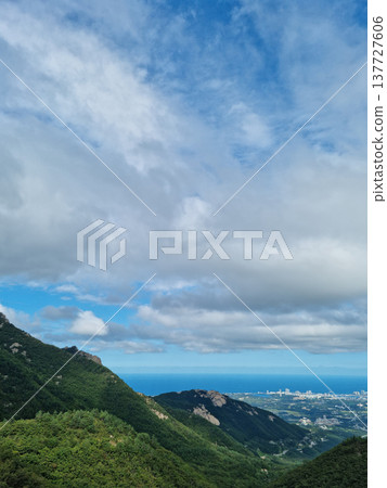 This is the scenery of Seorak Mountain, South Korea. 137727606