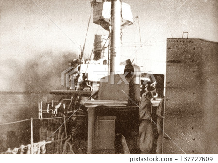 1937 年第二次中日戰爭期間在上海拍攝的老照片,照片顯示海軍砲火支援日軍登陸敵軍陣地。 1937 年第二次中日戰爭期間在上海拍攝的老照片,照片顯示海軍砲火支援日軍登陸敵軍陣地。 137727609