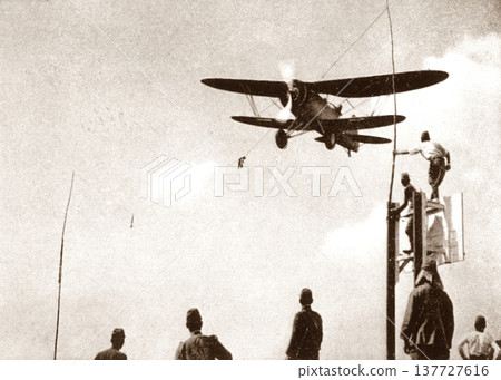 Old photo: 1937, Shanghai during the Sino-Japanese War, Japanese Army aircraft carrying a reporting tube Old photo: 1937, Shanghai during the Sino-Japanese War, Japanese Army aircraft carrying a reporting tube 137727616