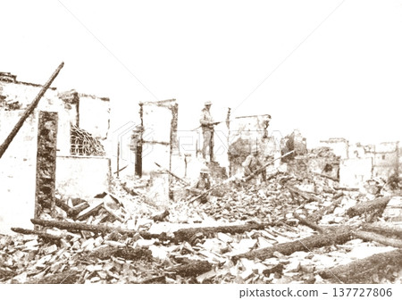 舊照片：1937年：中日戰爭期間，一名日軍哨兵佔領上海羅甸鎮。 137727806