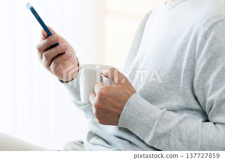 操作智能手機的老人 操作智能手機的老人 137727859