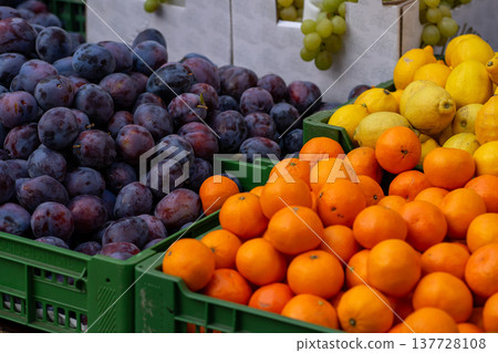 Various stacks of fruit lie on the table for sale at the market 137728108