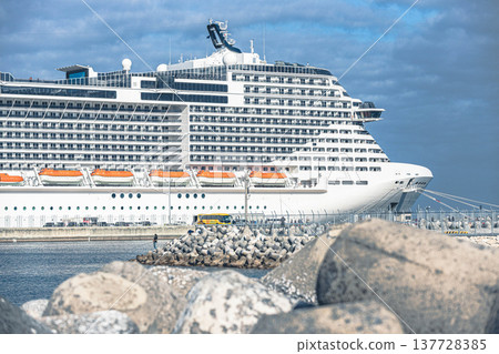 豪華班輪停泊的港口 137728385