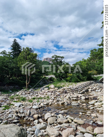 This is the valley scenery of Seoraksan Mountain in Korea. This is the valley scenery of Seoraksan Mountain in Korea. 137728885