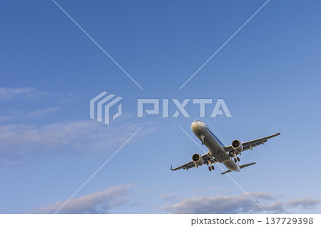 黃昏時分的仙台機場，飛機降落，宮城縣名取市 137729398