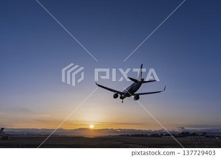 黃昏時分的仙台機場,飛機降落,宮城縣名取市 黃昏時分的仙台機場,飛機降落,宮城縣名取市 137729403