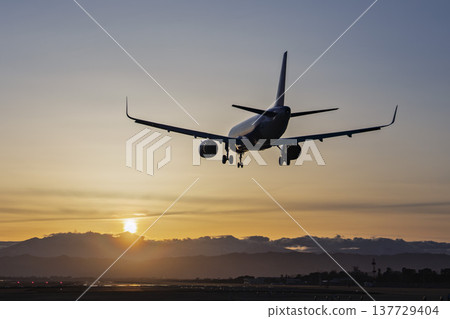 黃昏時分的仙台機場,飛機降落,宮城縣名取市 黃昏時分的仙台機場,飛機降落,宮城縣名取市 137729404