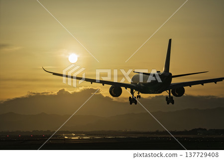 黃昏時分的仙台機場，飛機降落，宮城縣名取市 137729408