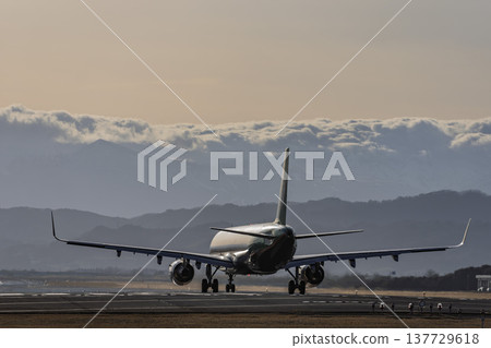 黃昏時分的仙台機場，飛機起飛，宮城縣名取市 137729618