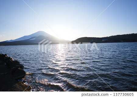 山中湖和富士山的冬日落日。 山中湖和富士山的冬日落日。 137730605