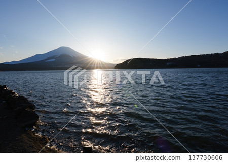 山中湖和富士山的冬日落日。 山中湖和富士山的冬日落日。 137730606