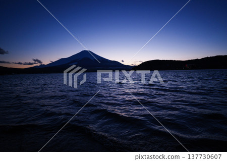 Winter sunset over Lake Yamanaka and Mount Fuji Winter sunset over Lake Yamanaka and Mount Fuji 137730607