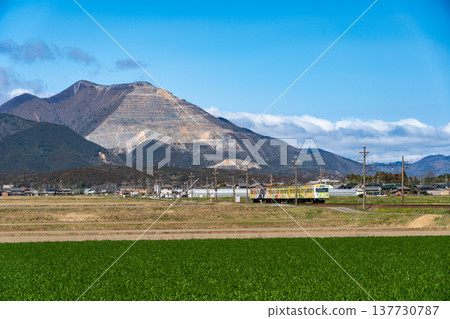 山木鐵道山木線 801 號列車，車身貼有圖案，背景是藤原山。 137730787