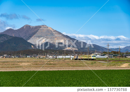山木鐵道山木線 801 號列車,車身貼有圖案,背景是藤原山。 山木鐵道山木線 801 號列車,車身貼有圖案,背景是藤原山。 137730788