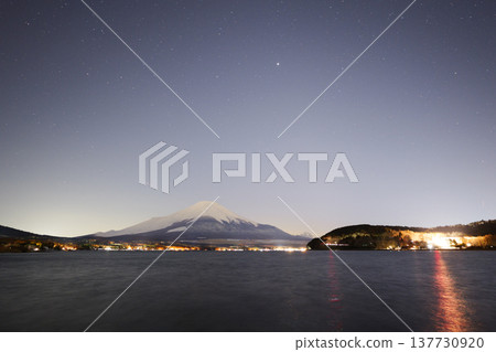 從山中湖看到的冬日星空和富士山 137730920
