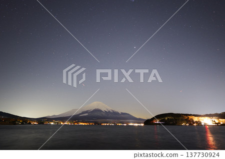 從山中湖看到的冬日星空和富士山 從山中湖看到的冬日星空和富士山 137730924