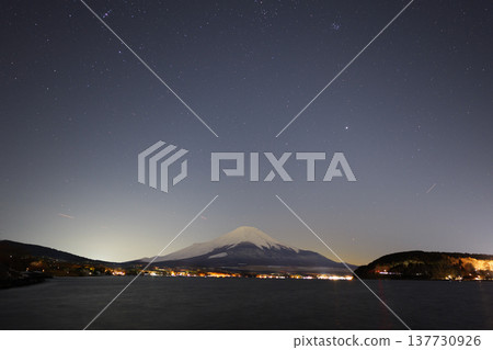 Winter starry sky and Mount Fuji as seen from Lake Yamanaka 137730926