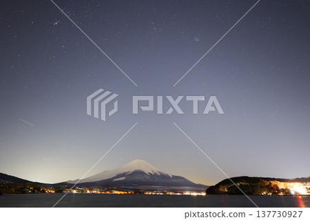 Winter starry sky and Mount Fuji as seen from Lake Yamanaka Winter starry sky and Mount Fuji as seen from Lake Yamanaka 137730927