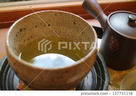 茶壺和茶杯裡的茶 茶壺和茶杯裡的茶 137731156