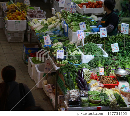 在香港銷售蔬菜。中國蔬菜和西方蔬菜混合出售 137731203