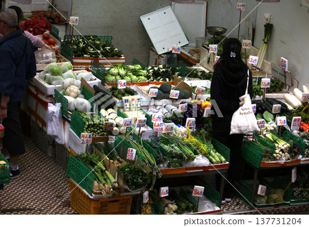 在香港銷售蔬菜。中國蔬菜和西方蔬菜混合出售 137731204