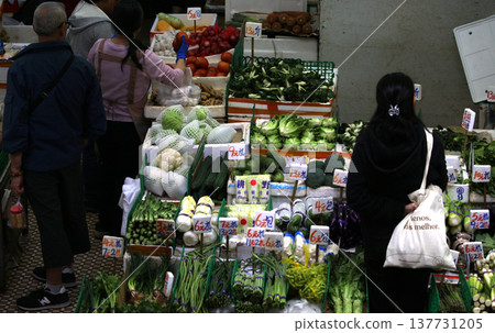 在香港銷售蔬菜。中國蔬菜和西方蔬菜混合出售 137731205