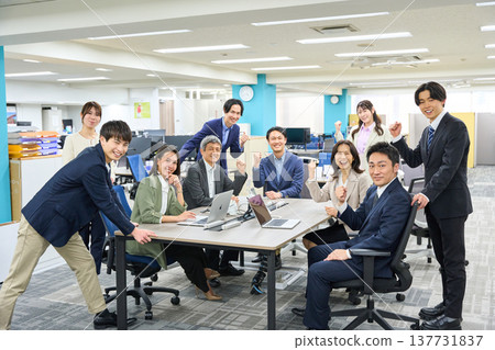 一大群商務人士,男女都有,聚集在寬敞的辦公室。 一大群商務人士,男女都有,聚集在寬敞的辦公室。 137731837