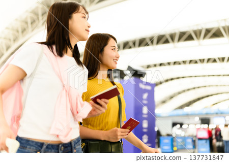 一位女士在機場候機。照片由關西國際機場(KIX)提供。 一位女士在機場候機。照片由關西國際機場(KIX)提供。 137731847