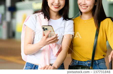 一位朋友在機場查看智慧型手機。照片由關西國際機場（KIX）提供。 137731848