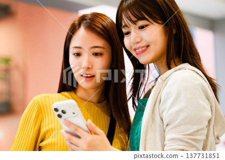 兩名女子正在查看智慧型手機 ■ 圖片由關西國際機場 (KIX) 提供 兩名女子正在查看智慧型手機 ■ 圖片由關西國際機場 (KIX) 提供 137731851