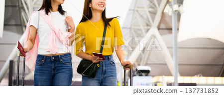Two women traveling at the airport ■Photography cooperation: Kansai International Airport (KIX) Two women traveling at the airport ■Photography cooperation: Kansai International Airport (KIX) 137731852